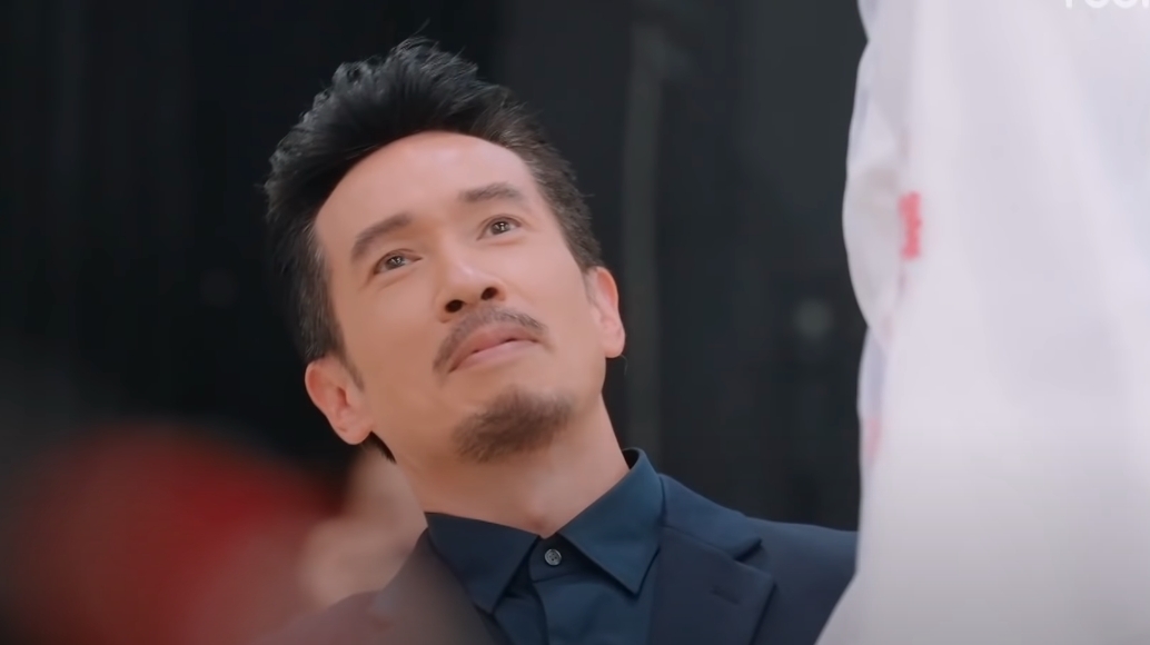 有女學員更一手把陳豪推倒,靠近狠狠的教訓他,讓他驚慌失措,反起白眼來,場面搞笑。