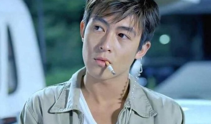 有位網民就分享自己多年前曾見過陳冠希，真人的五官真的無可挑剔