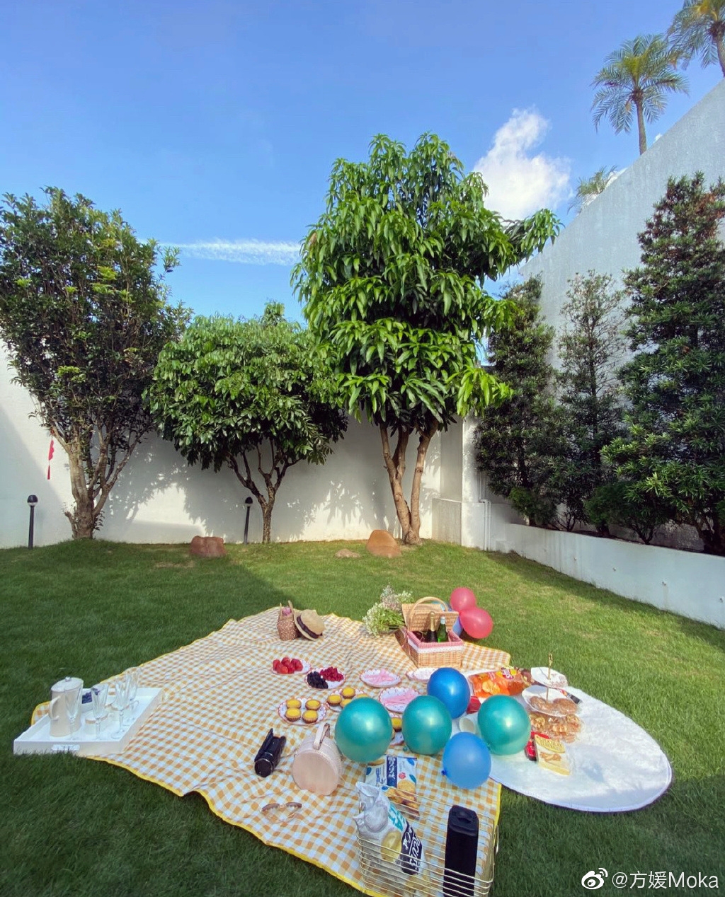 方媛曾經邀請朋友到家中的庭園野餐,花園中有著幾棵大樹,高牆後就是一大片天空,看似是十分惬意的生活~