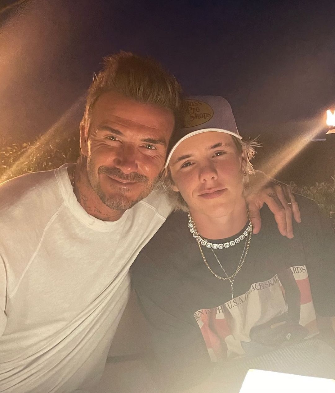 David Beckham 碧咸兒子Cruz Beckham 已長高了不少,小時候的他當時還跟爸爸碧咸的身高差得遠