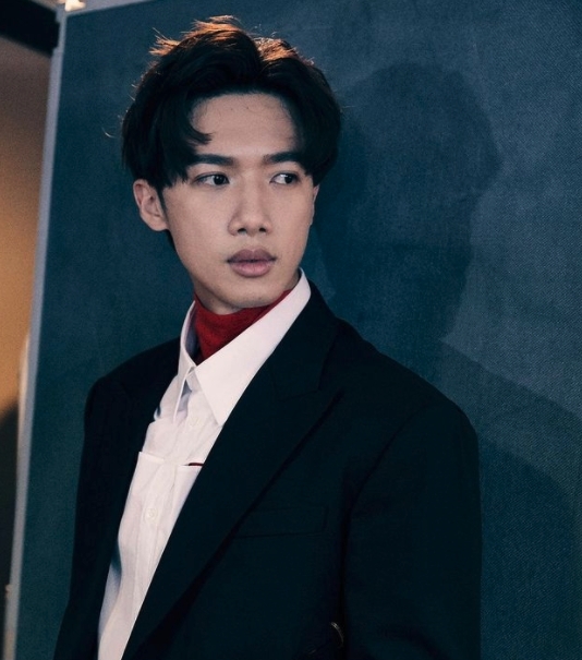 Mirror成員Stanley 邱士縉本身是大隻仔,所以 Edan呂爵安 塞了兩包紙巾裝成是結實的胸肌。