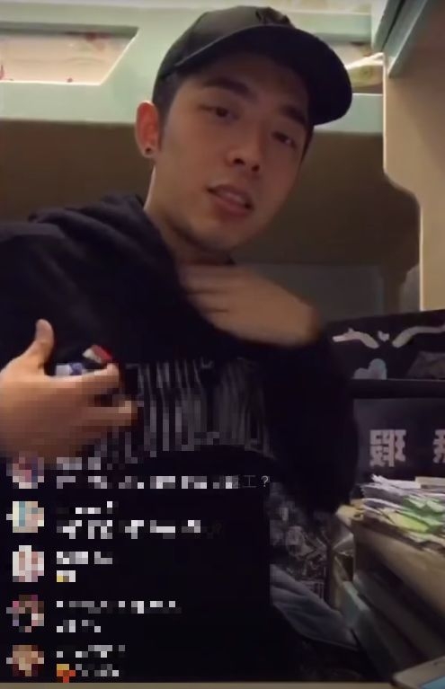 Mirror成員Stanley邱士縉本身是大隻仔,所以 Edan呂爵安塞了兩包紙巾裝成是結實的胸肌。