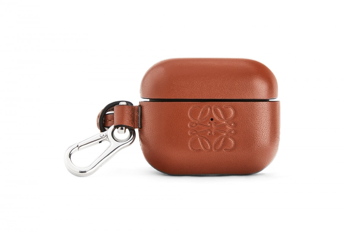 Loewe共推出了4色,有墨綠、磚紅、鮮黃和百搭的啡色。