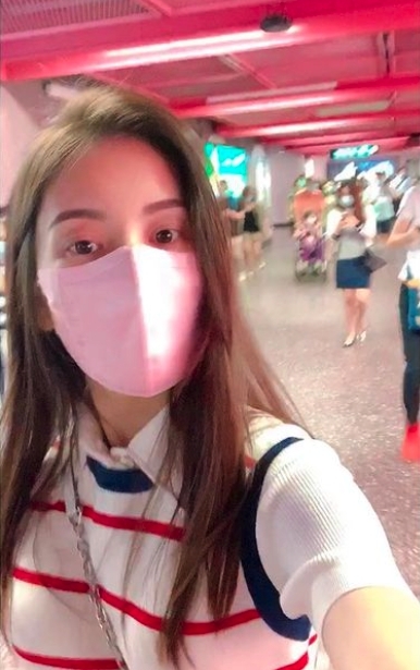 郭富城的跑車一向管接送,不過早前方媛竟自己素顏搭地鐵