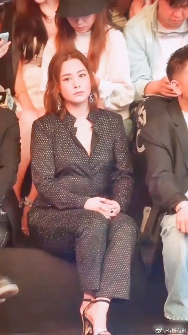 鍾欣潼阿嬌出席活動時,被網民拍到多張零濾鏡相片,相中的她首驚現凸腩照