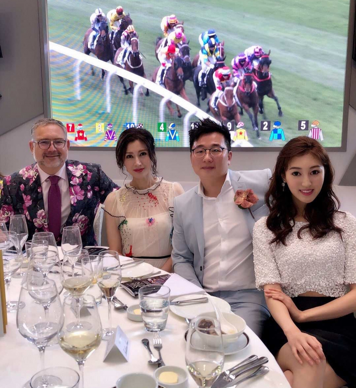 何艷娟亦活躍於慈善晚宴和高級品牌活動,與上流社會的人士打交道,結交不同的富貴友人