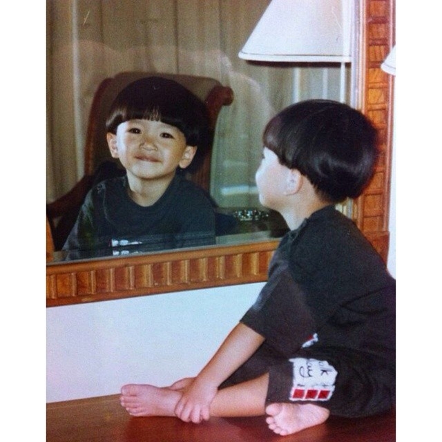 Mirror Anson Lo盧瀚霆的童年照很有氣質小男孩的感覺，斯斯文文的樣子，看起來就是超乖巧的小孩吧！