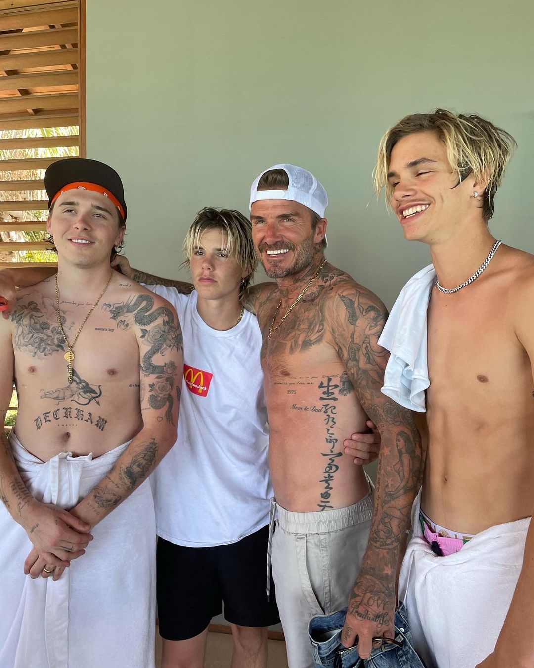 早前 Cruz Beckham 與爸爸碧咸、兩位哥哥 Brooklyn 和 Romeo 罕有大曬上半身完美身材