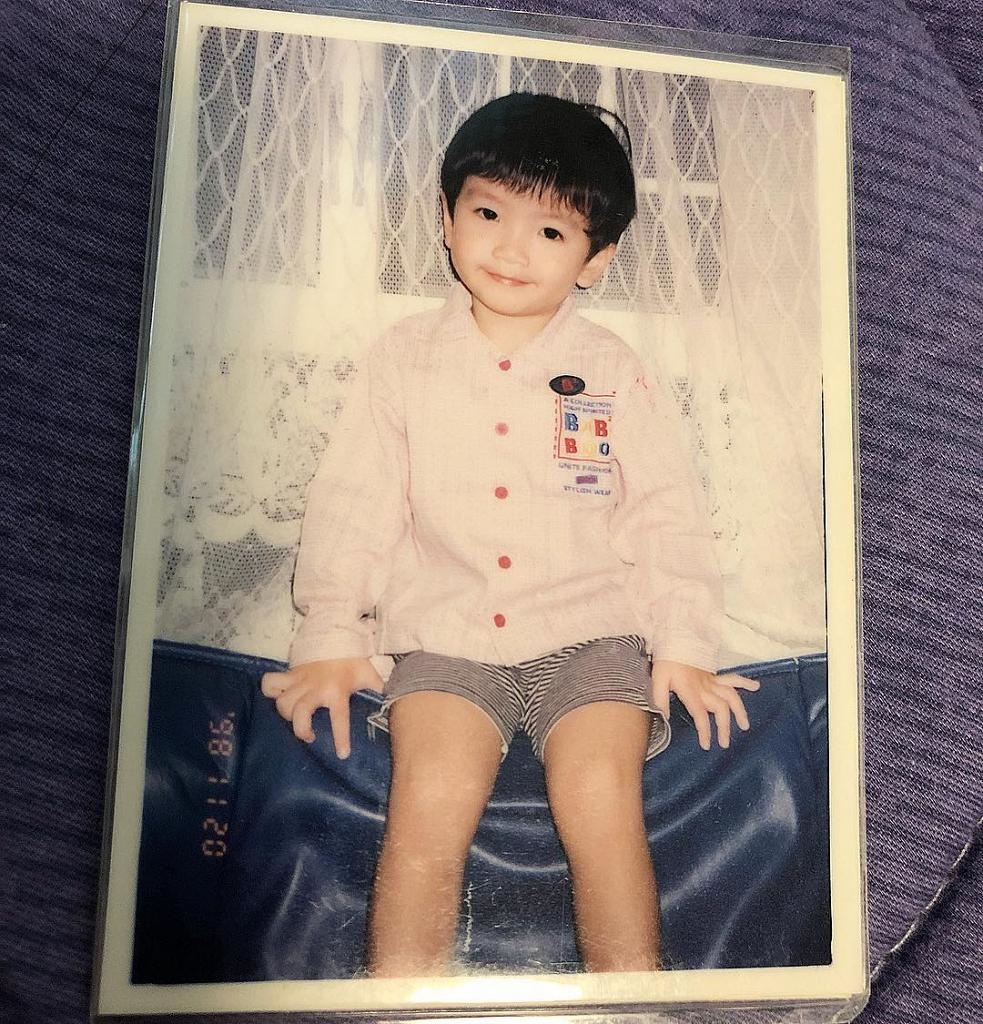 Mirror Anson Lo盧瀚霆的童年照很有氣質小男孩的感覺，斯斯文文的樣子，看起來就是超乖巧的小孩吧！