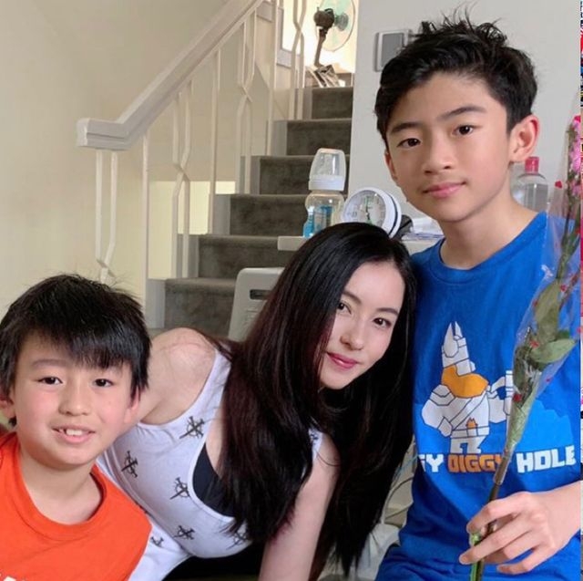 張柏芝同是帶有混血美的精緻五官,原因是她媽媽是中英混血,所以張柏芝同樣也帶有一點混血基因~