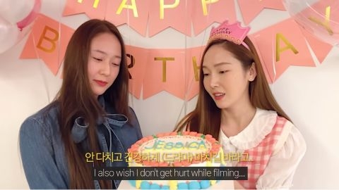 Jessica上載了一條上月慶祝32歲生日的Vlog,收到各方好友的祝賀蛋糕和禮物讓她流露出幸福甜笑。