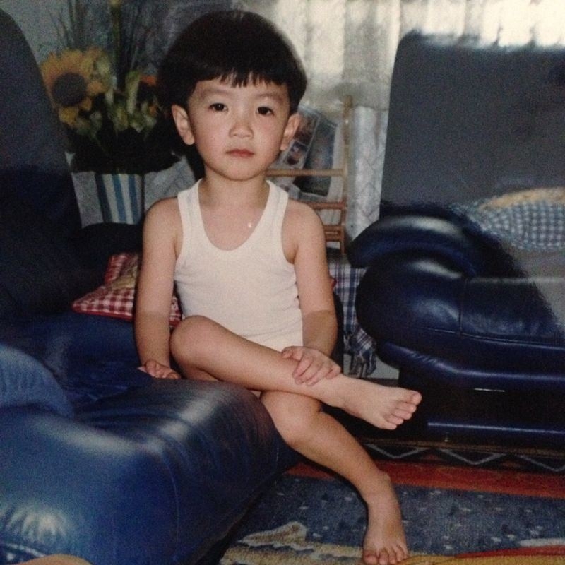 Mirror Anson Lo盧瀚霆的童年照很有氣質小男孩的感覺，斯斯文文的樣子，看起來就是超乖巧的小孩吧！