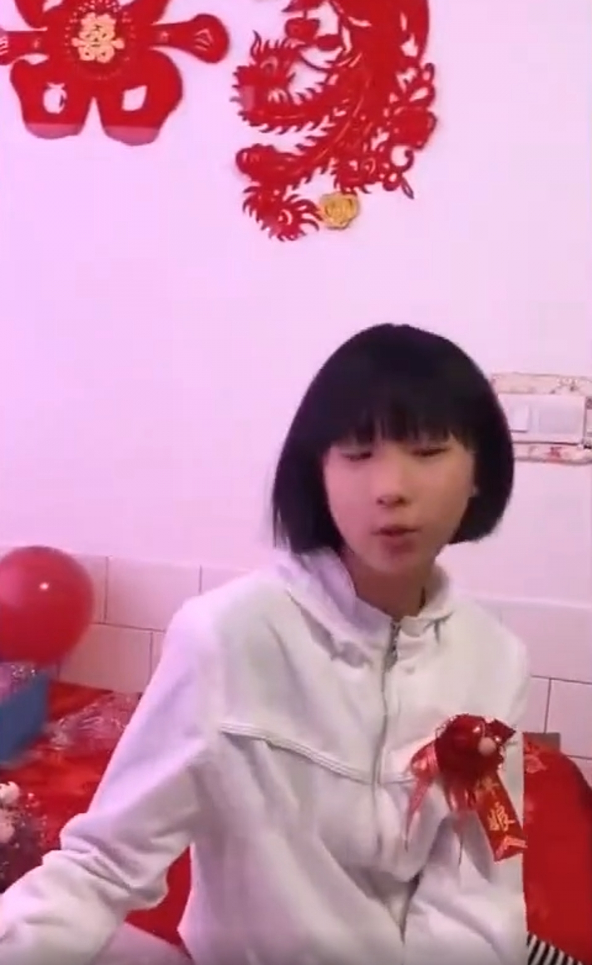 工作人員一時口誤稱新郎妹妹為「侄女」,以為她是新郎兄妹的女兒