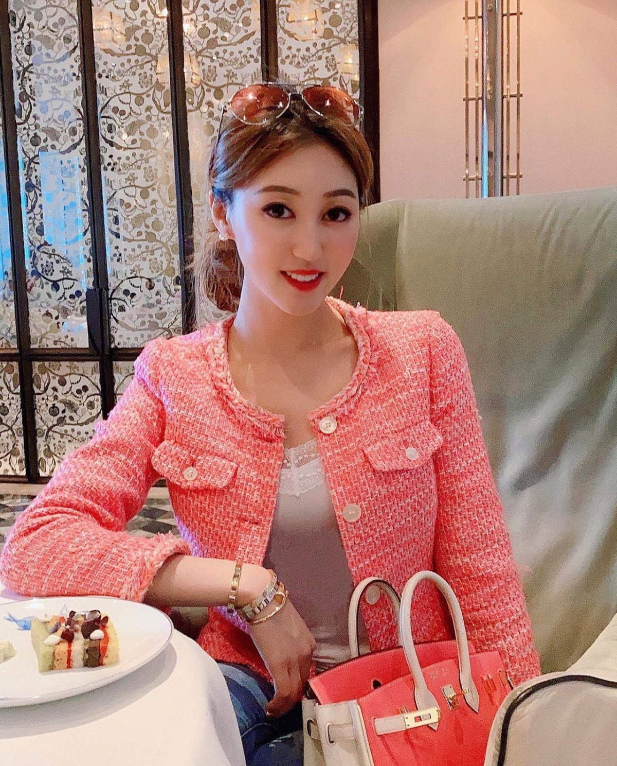 前TVB香港小姐季軍29歲何艷娟(Katherine)與擁有30億身家的富商年長約40年的富商吳志誠離婚後