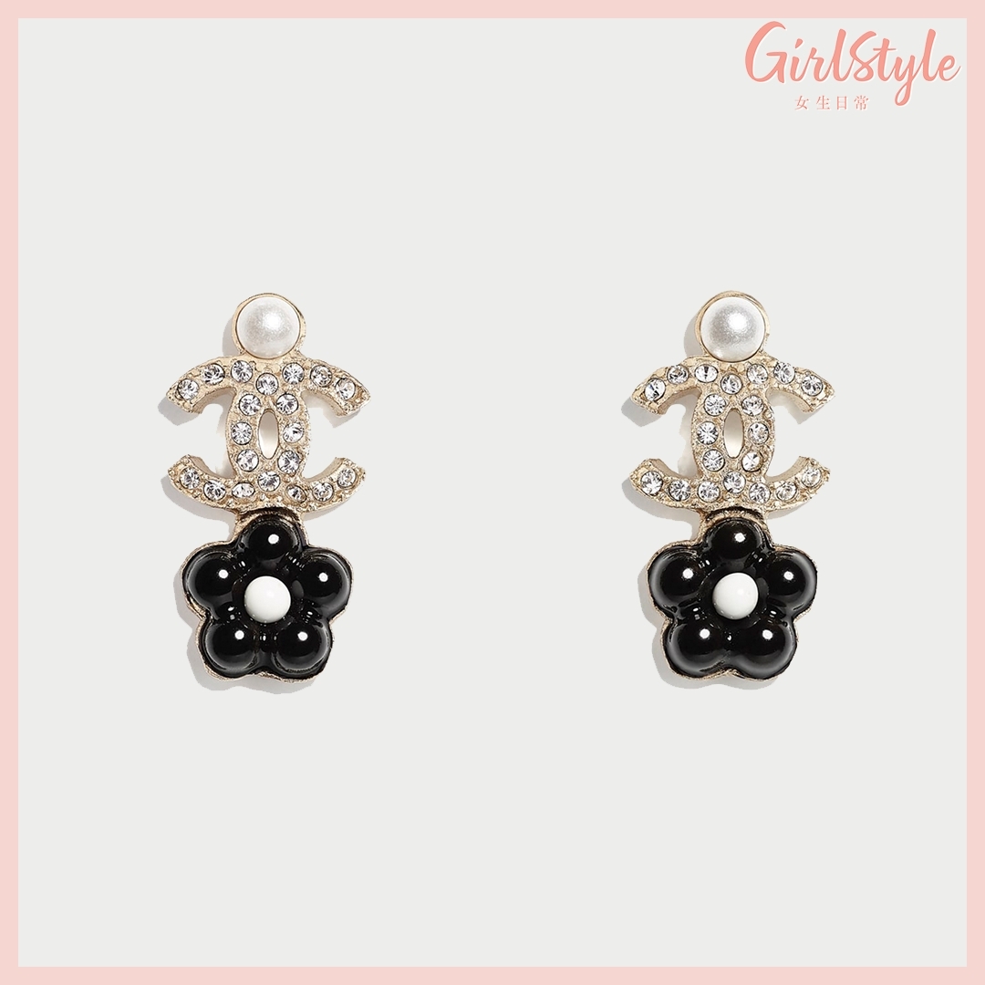 【名牌飾品2021】Chanel 綴玻璃珍珠、鑽石黑色花卉飾金屬耳環