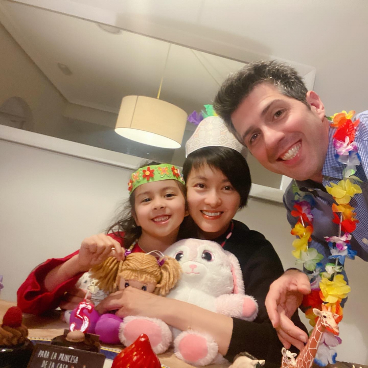 混血兒星二代|梁詠琪於2011年到西班牙遇見老公Sergio,拍拖半年結婚,在2015年誕下混血女兒Sofia。
