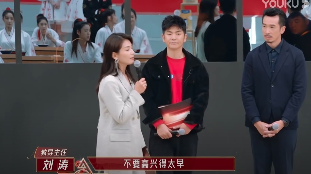 陳豪對於節目的賽制十分陌生,站著看著導師兇惡的教訓學員,看得他一臉呆滯。