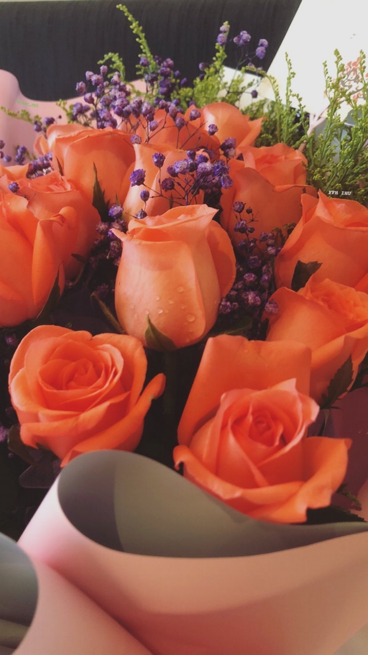 其實二人的情緣早在2018年曝光,吳千語在分手後上載花束的照片,當中被發現她在照片中秘密標籤了施伯雄的IG