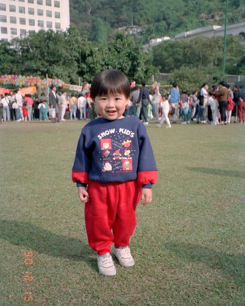 Mirror Frankie陳瑞輝的童年照及學生照最明顯的轉變應該是臉型，小時侯仍有點嬰兒肥呢～