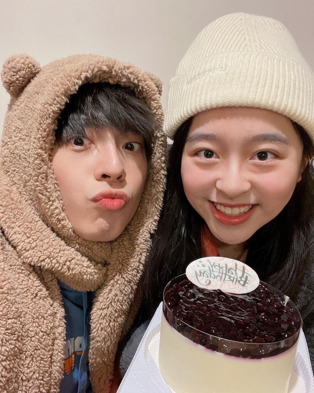 Mirror Edan呂爵安有一個小他6年的妹妹,是出了名的「妹控」,超級寵妹妹