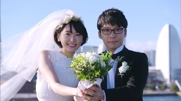 日本「國民老婆」新垣結衣日前宣佈婚訊,驚爆與大8年的星野源閃婚