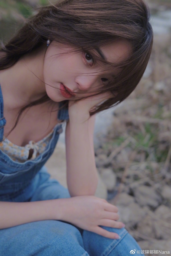 歐陽娜娜新照疑似「無著內衣」惹爭議,網民分兩派:穿衣自由VS扮清純?