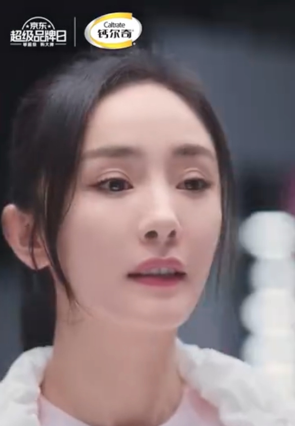 楊冪新廣告P圖過火樣貌掀熱議！「不對稱鼻窿」成熱搜