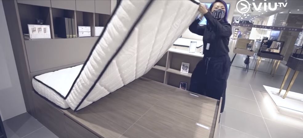 ViuTV《中女唔易做》|朱薰推銷床褥亦相當落力,事事親力親為,把所有產品的優點全記下來