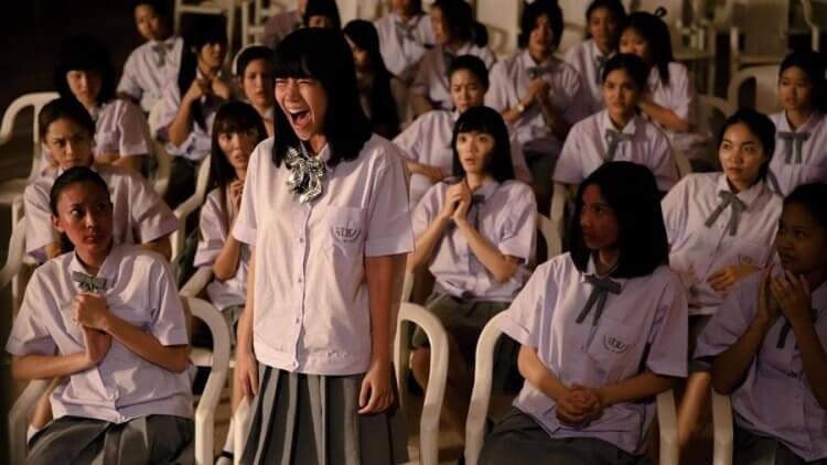 今年26歲的她長相清純、笑容甜美,飾演一個女高中生也毫不違和。角色設定需要的「憤世嫉俗」,她也能輕鬆carry,靠眼神魅惑眾人。