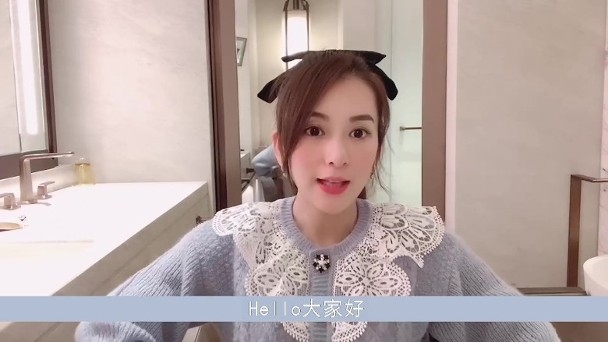 郭富城家中的室內都以簡約的米白色調為主,用上啡色的皮質梳發,客廳乾淨綺麗並無雜物。