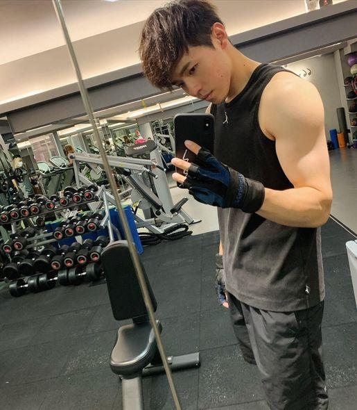 MIrror IAN陳卓賢一有時間就會到健身房鍛練肌肉,之前去健身房時也自拍大曬粗壯手臂線條