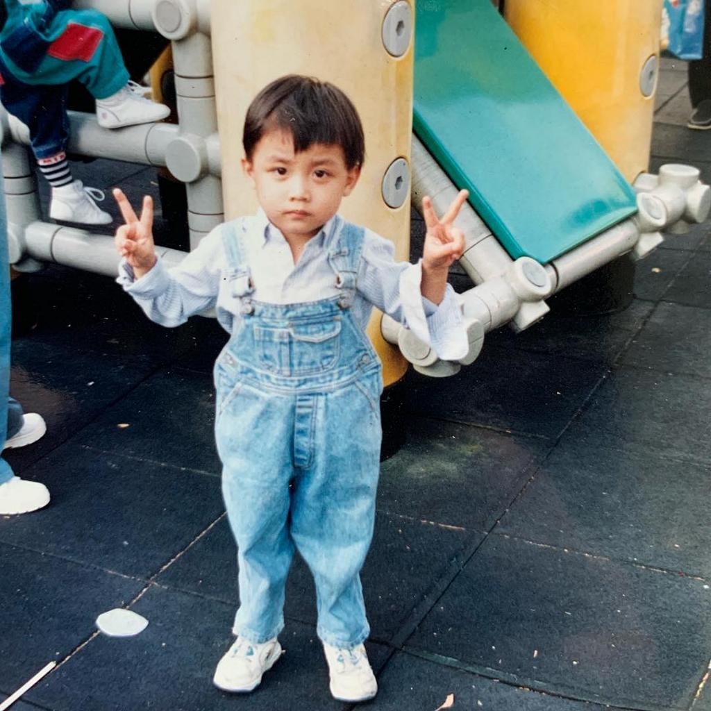 Mirror Anson Kong童年時的樣子跟現在一模一樣，小時侯拍照就已經皺著眉頭，像是有很多苦惱～