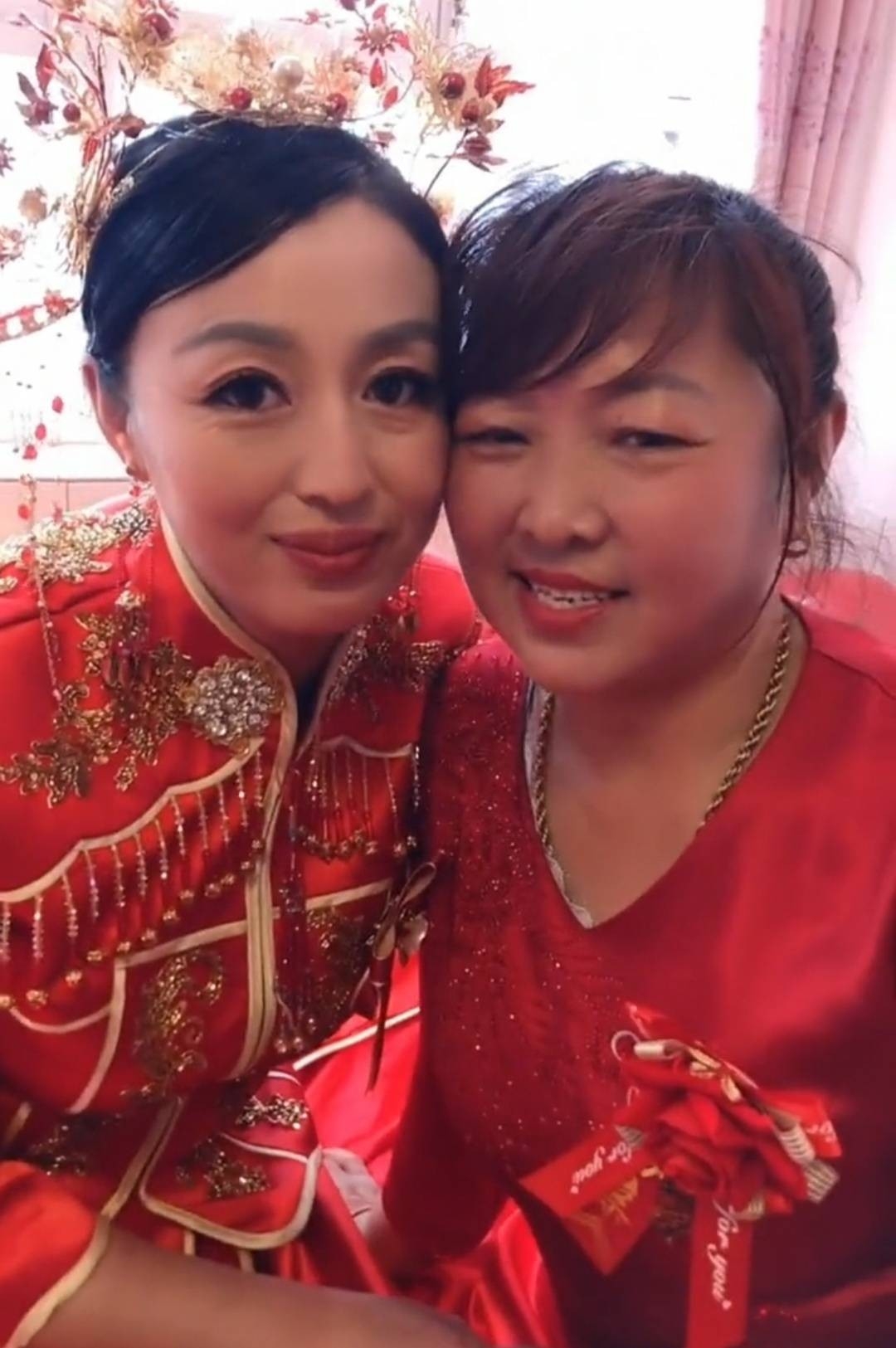 婆媳像兩姊妹二人同場的畫面亦有點尷尬,不過也因她們感情如此融洽