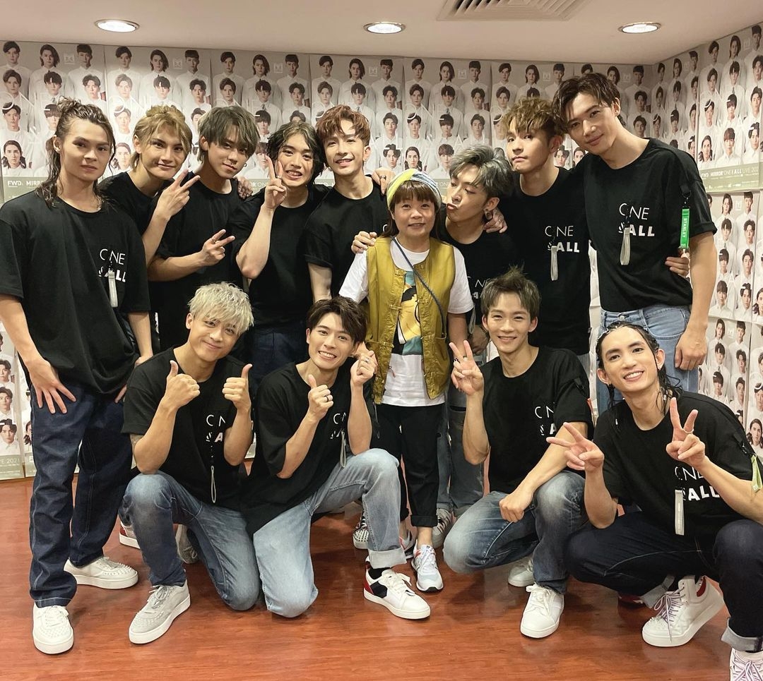 小儀在後台跟Mirror成員影大合照時,Edan更貼心的站在小儀身旁獻吻,簡直羨剎旁人!