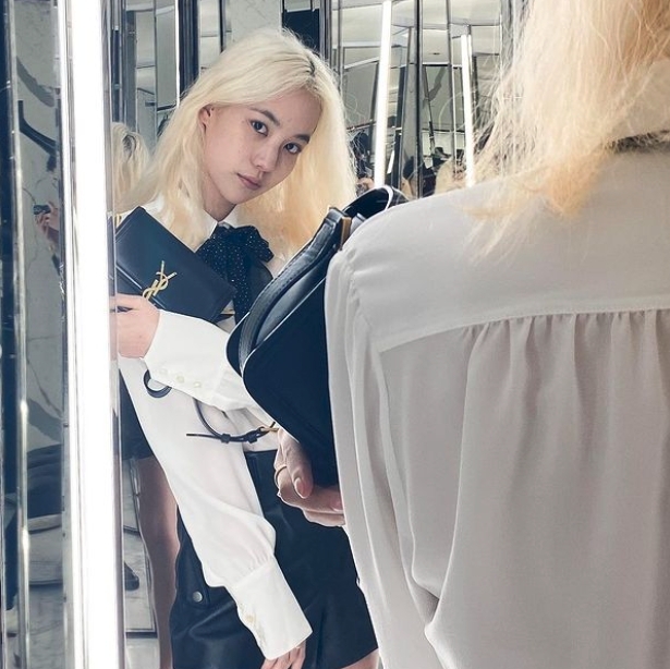 今年26歲的她長相清純、笑容甜美,飾演一個女高中生也毫不違和。角色設定需要的「憤世嫉俗」,她也能輕鬆carry,靠眼神魅惑眾人。