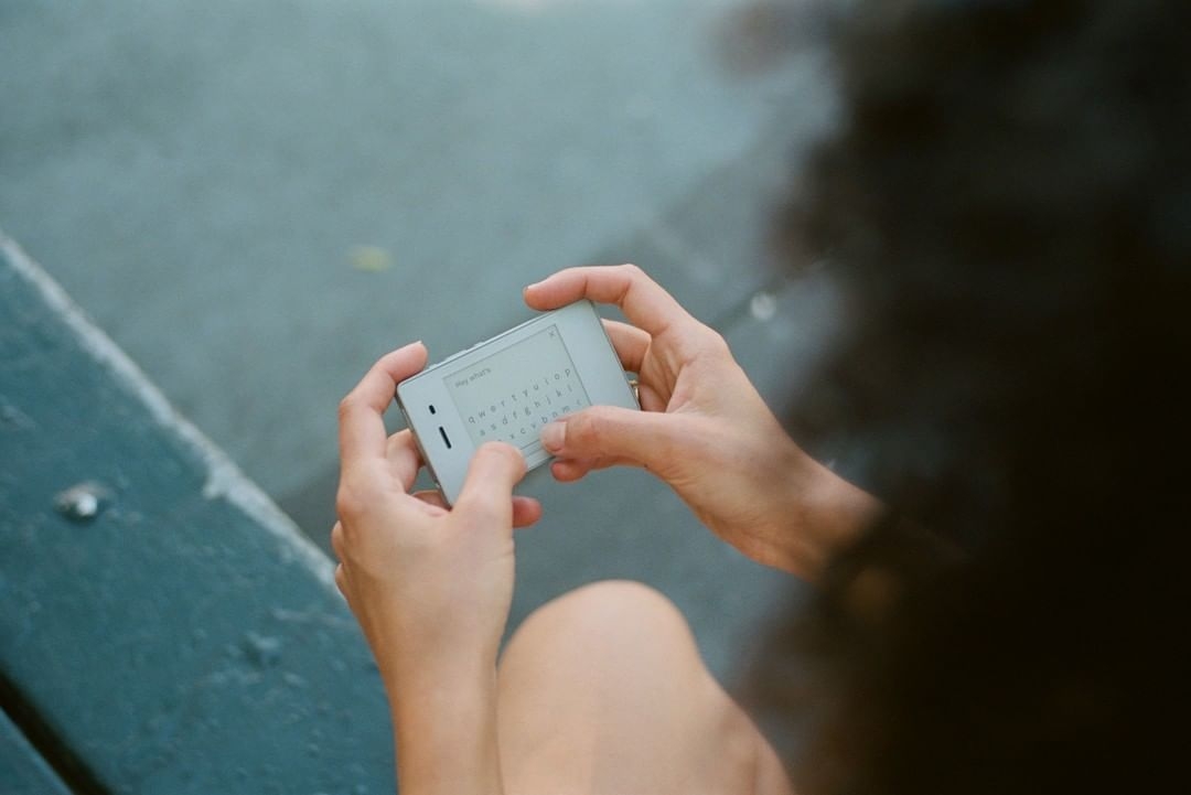 無相機、無社交平台,返璞歸真的「極簡手機」!助現代人逃離網絡世界,重回簡單生活