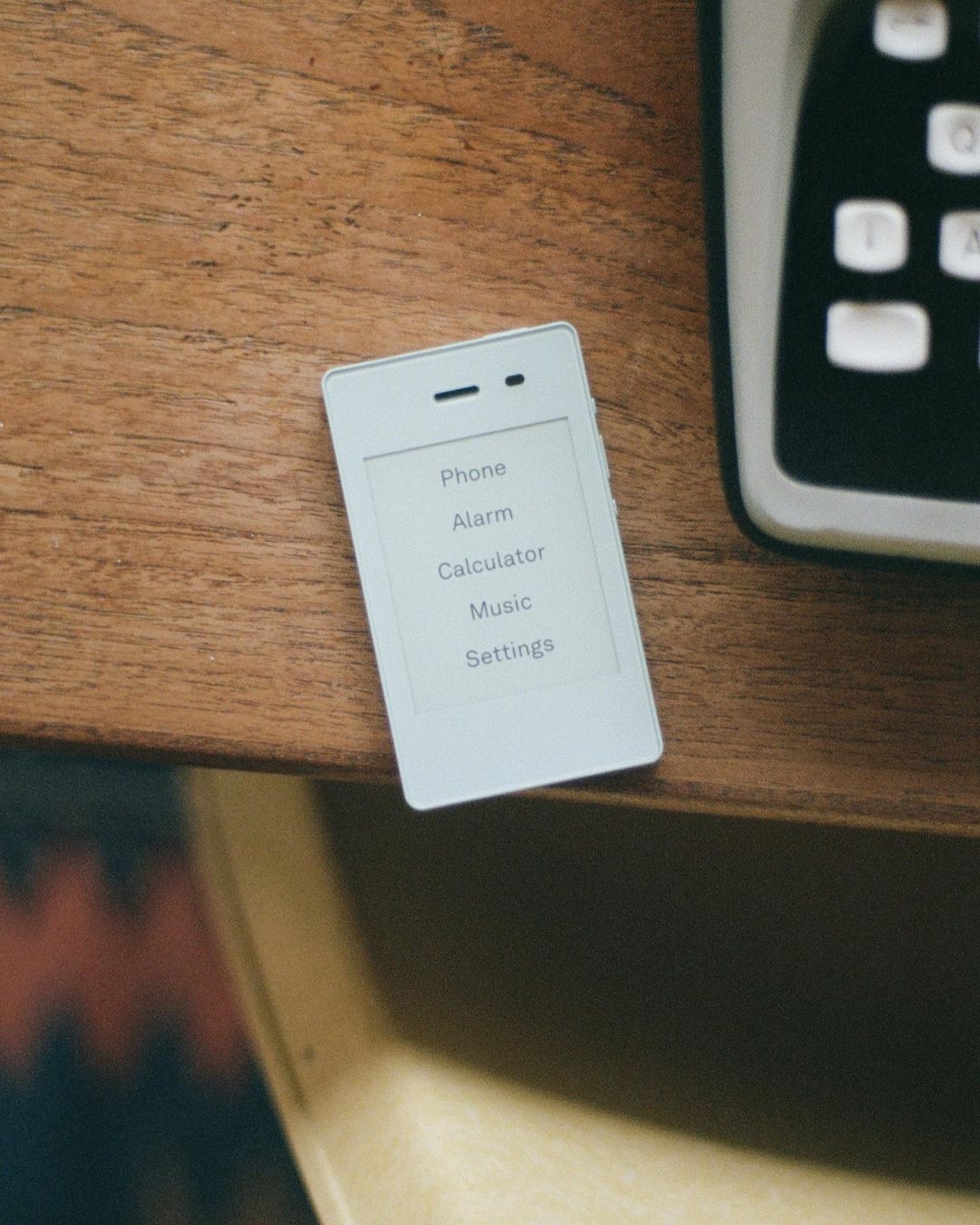 無相機、無社交平台,返璞歸真的「極簡手機」!助現代人逃離網絡世界,重回簡單生活