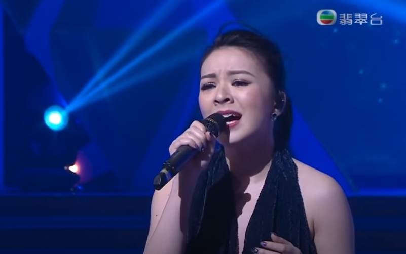 聲夢傳奇｜在2016年的《歡樂滿東華》四位歌手JW、鍾舒漫、J Arie及衛詩都曾合唱過《沒有你還是愛你》