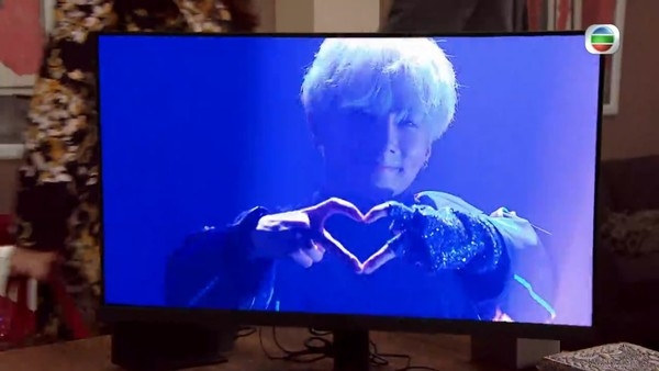 外型上，「葱頭」染了一頭金髮，他的含羞表情和嘟嘴、鞠躬、雙手合十等動作都有姜濤的身影。