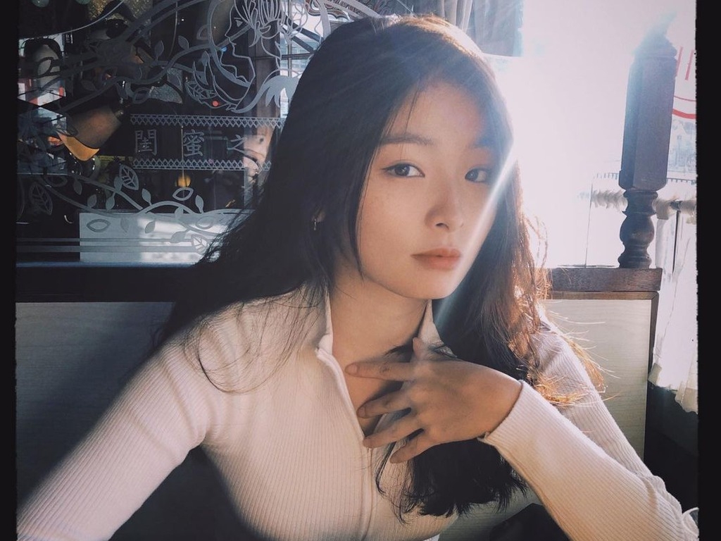 27歲的陳海寧初出道時主力拍MV、電影及港台劇集。她的樣貌雖然被指不是最美,但卻有著復古靦腆的氣質