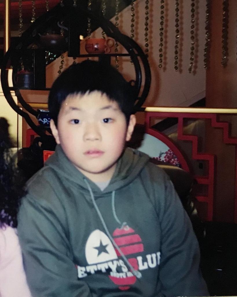 Mirror Ian陳卓賢現在是高瘦的大男孩，他小時侯原來也當過「肥仔」～看回他的童年照，其實還是肥得蠻可愛的！