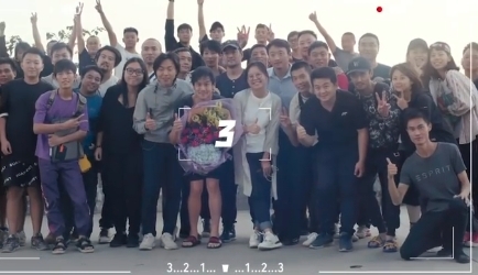 彭于晏實在形象大變,彎著腰在劇組大合照中他的身影變得不顯眼