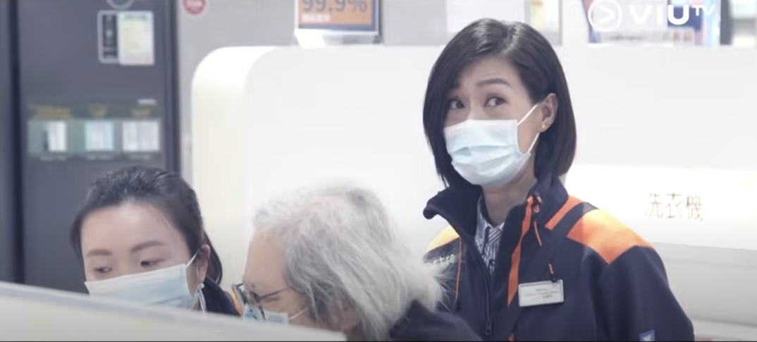 趙學而在《中女唔易做》節目中就擔任一所大型連鎖電器舖的銷售員,穿上制服的她馬上變得很醒神!