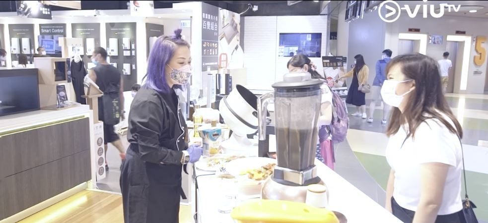 朱薰在《中女唔易做》中就當大型百貨公司的售貨員,主要是推銷家電給客人。