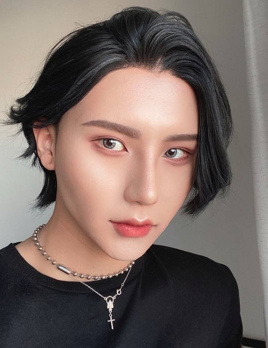 GYUTAE現在化的妝容相當精緻無暇,即使沒有眉毛和眼睫毛,經過他一雙妙手後完全不會讓人擦覺他有這個病~