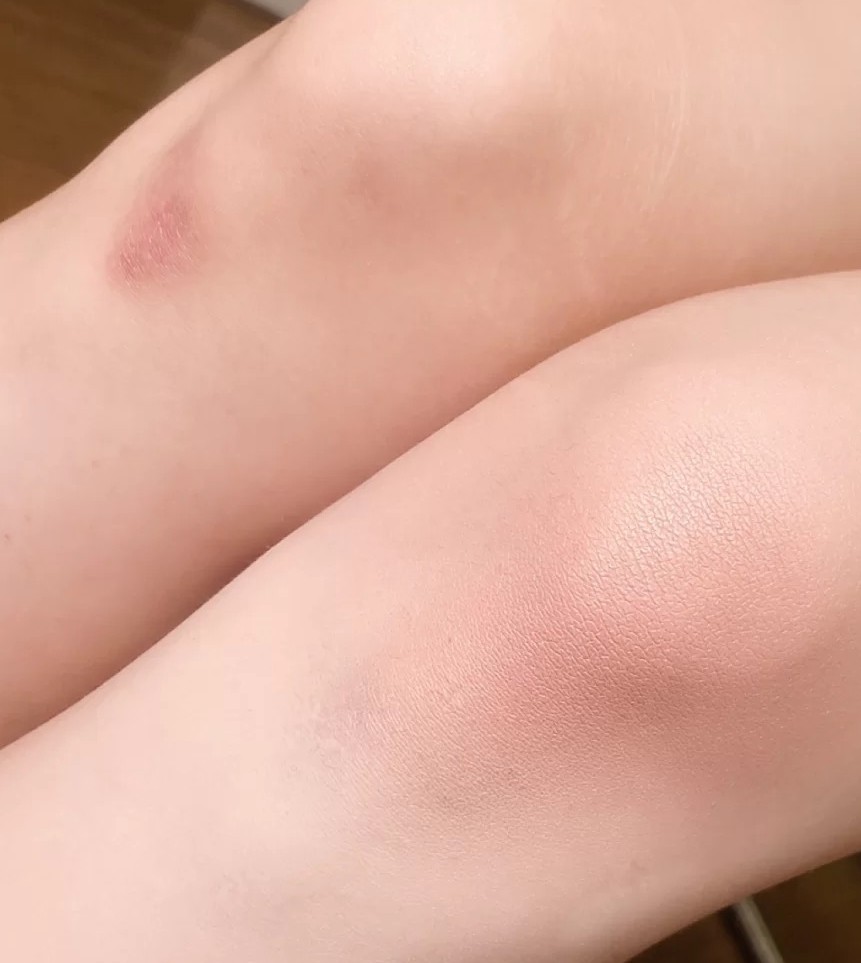 膝蓋的地方就跟像臉部彩妝一樣,首先用遮瑕膏和粉底遮掉暗沉的位置