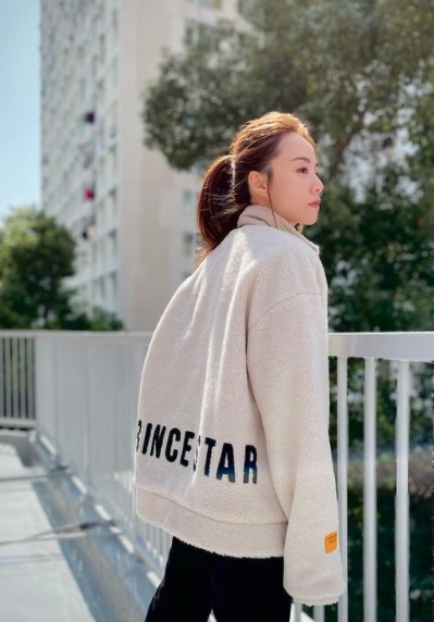 不過她最近的私服就最愛穿男友王子的出品P.Star,實在比曬名牌更曬啊~
