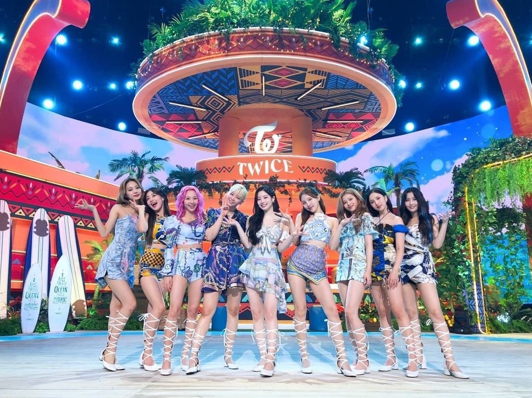 Twice新造型全由絲巾做？盤點韓女團神奇打歌服，Blackpink頭帶當腰帶/Aespa口罩當上衣