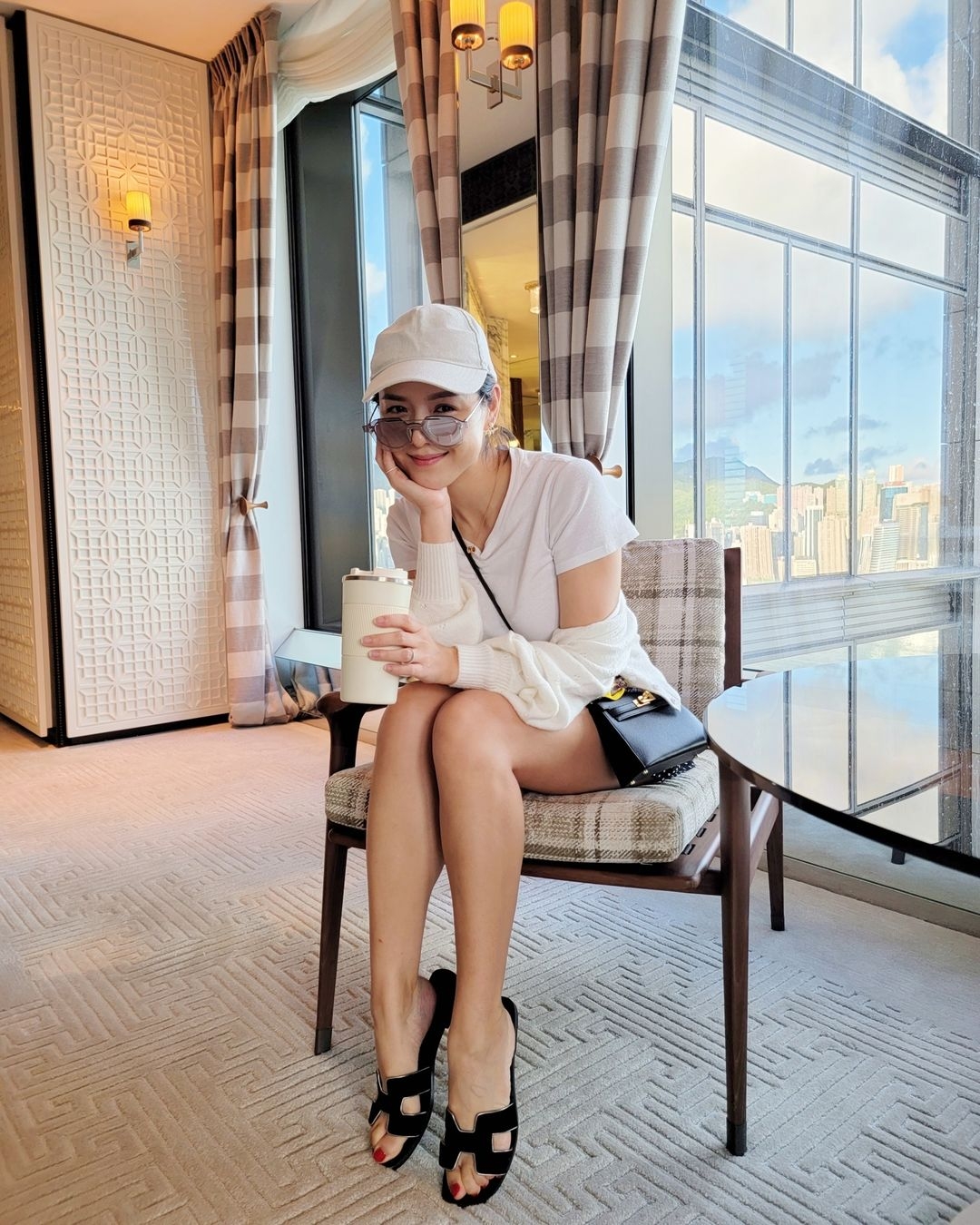 陳豪、陳茵媺帶著 3 個孩子一起Staycation,Aimee 更穿上了價值港幣 $5,500 元的Hermès Oasis Sandal