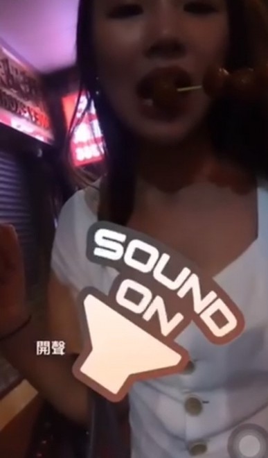 【香港小姐2021】片中的梁允瑜Chloe拿著一串魚旦,並化上濃妝的她,對著鏡頭操流利粗口